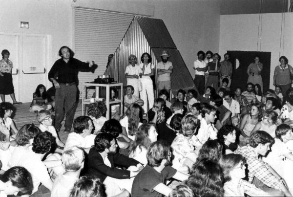 Vito Acconci gallery talk at the Contemporary Arts Museum Houston on August 8, 1981. Photo: Unknown. Courtesy Contemporary Arts Museum Houston Archive at Rice University, Texas.