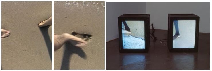  Tres fotografías a color de pies que pisan la playa. Dos son capturas del video reproducido en los dos monitores colocados de un lado que aparecen en la vista de instalación de la tercera fotografía. 