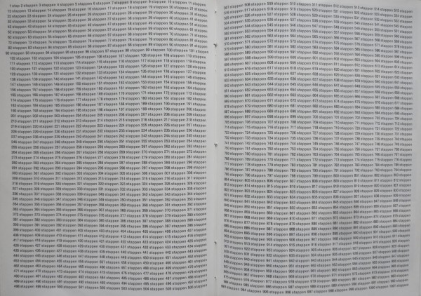 Las superficies de dos hojas de papel blanco están llenas de una cuenta de pasos del 1 al 1000 en alemán.