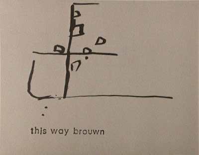 Sobre papel claro, trazos en tinta negra forman una especie de cruz o cuadrícula. En letra impresa está escrito “this way brouwn”.