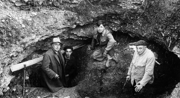 Entrance to the cave in 1940. Left to right: Leon Laval, Marcel Ravidat, Jacques Marsal and Henri Breuil. Image: © D.R.