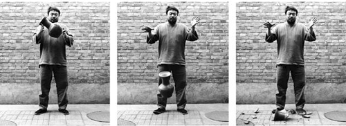 Photos displayed behind the vase installation: Dropping a Han Dynasty Urn. 1995, B/W-triptych. Photocredit Ai Weiwei © Ai Weiwei