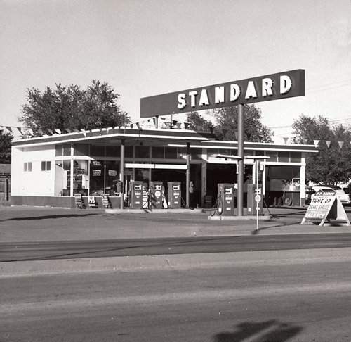 Edward Ruscha, Standard Station, Amarillo, Texas, 1962, from Twentysix Gasoline Stations, 1963. Gelatin silver print, © Ed Ruscha. Courtesy Whitney Museum of American Art.