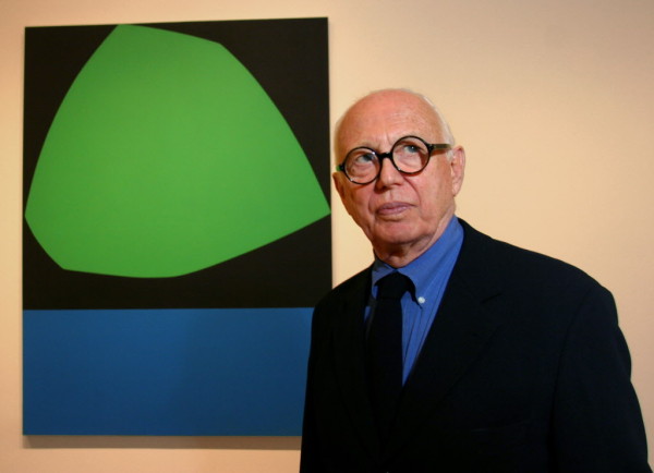 Kelly pictured at the Dallas Museum of Art ahead of his 2004 exhibition. Image: Dallas Morning News