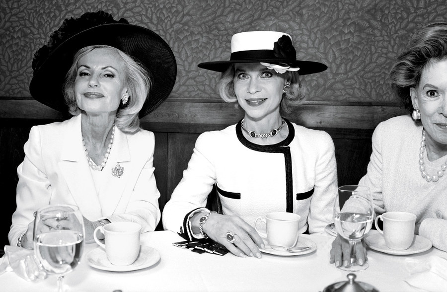 Lynn Wyatt at Tony’s restaurant with Houstonians Pat Breen and Caroline Wiess Law, photographed by Annie Leibovitz in 1998. From Trunk Archive via Vanity Fair.