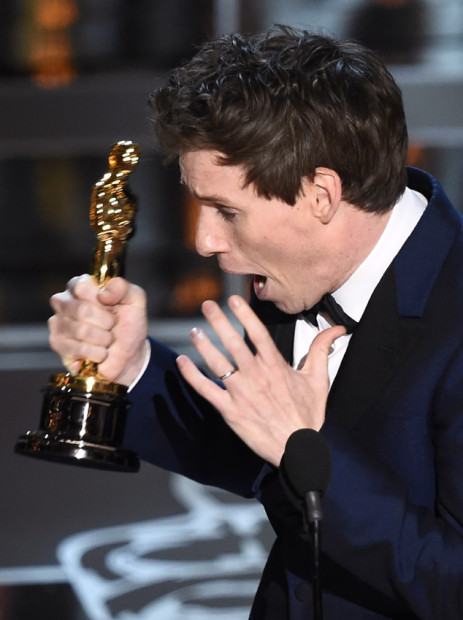 Winner for Best Actor Eddie Redmayne accepts his award on stage at the 87th Oscars February 22, 2015 in Hollywood, California. AFP PHOTO / Robyn BECK (Photo credit should read ROBYN BECK/AFP/Getty Images)