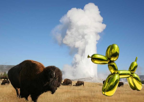 Al fondo de una llanura seca se alza una columna de humo que parece salir de un géiser. En el plano medio y en primer plano, un grupo de bisontes está pastando. A la derecha está superpuesta la imagen de un globo dorado en forma de perro.