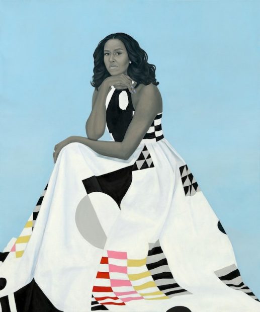 Retrato de la ex primera dama Michelle Obama. Está sentada o hincada sobre un fondo celeste y viste un vestido largo sin mangas con formas geométricas.