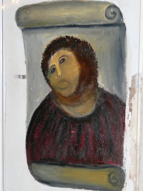 Retrato borroneado y difuso de un hombre con la cabeza inclinada a la derecha. Su rostro está rodeado por un halo café que podría ser también su barba y cabello.