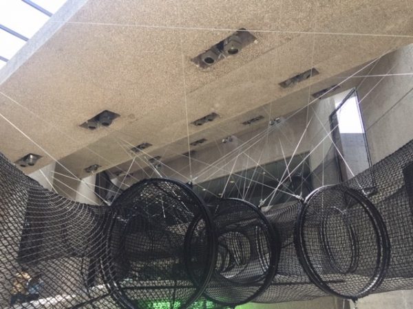 Interactive obstacle course mesh system hanging from museum ceiling (Sistema interactivo de obstáculos suspendido del techo del museo)