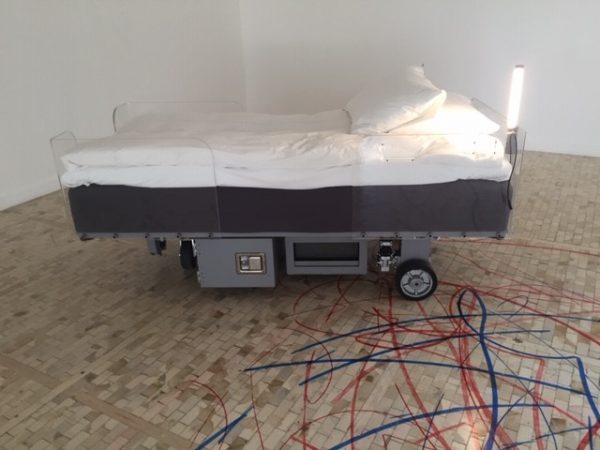 Moving hospital bed with blue coloring instrument (Cama de hospital cinética con instrumento para pintar de color azul)