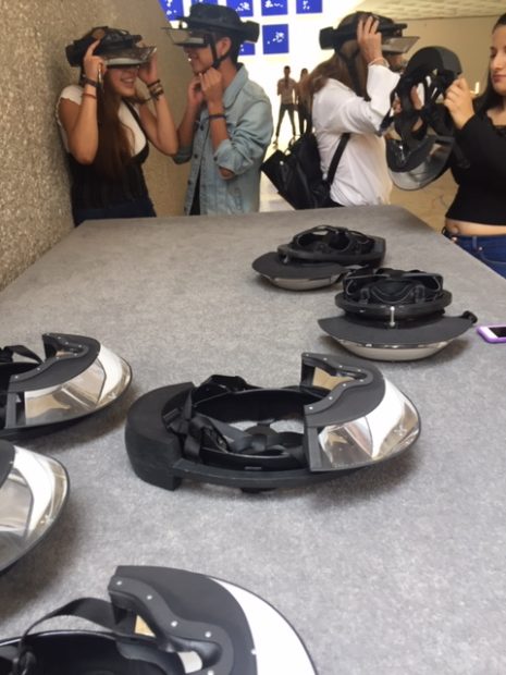 Visitors utilizing virtual reality goggles (Visitantes utilizando gafas de realidad virtual)