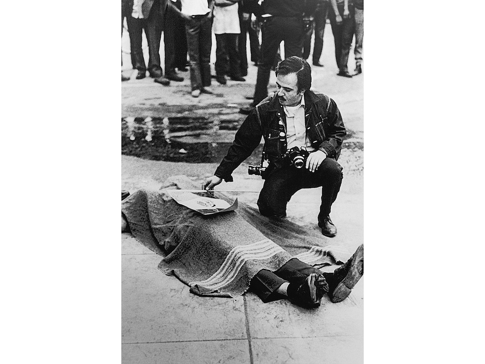 Raúl Ruiz placing a small Mexican flag on the body of Gustav Montag