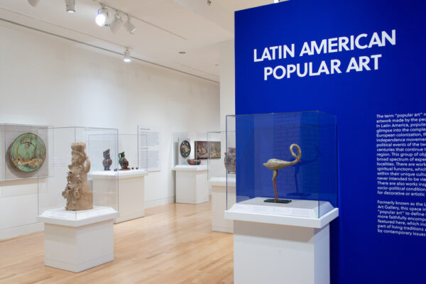 Vista de la instalación de la Sala de Arte Popular Latinoamericano del Museo de Arte de San Antonio (SAMA), 2020. Todas las imágenes son cortesía del SAMA, por Seale Studios.