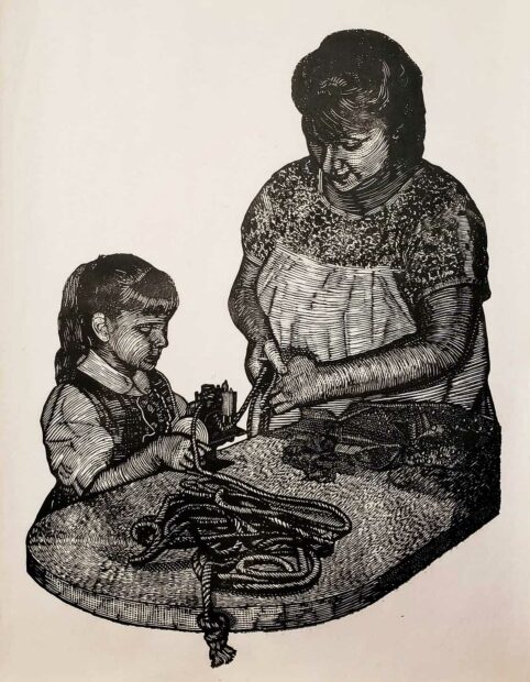 Grabado en tinta negra sobre papel blanco en el que una niña ayuda a una mujer a enroscar una cuerda con una hiladora.