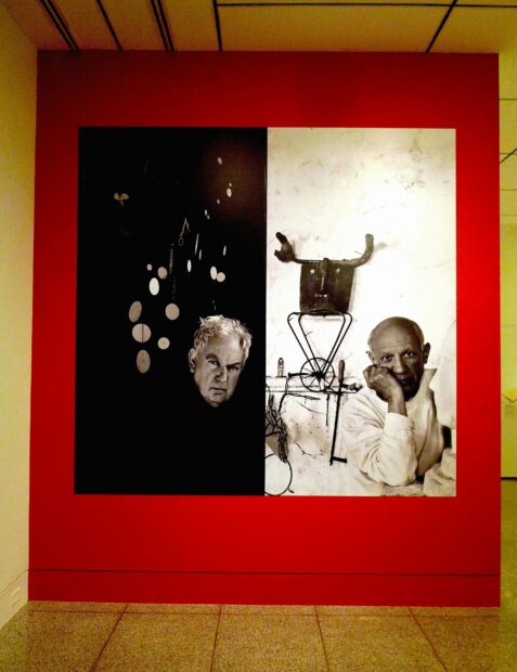Photo of Alexander Calder and Pablo Picasso on a wall in the exhibition Calder-Picasso