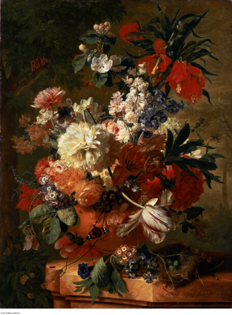 Una pintura de un arreglo de flores de diferentes colores y tamaños sobre un pedestal, donde también se encuentra un pequeño nido. Mariposas vuelan alrededor.