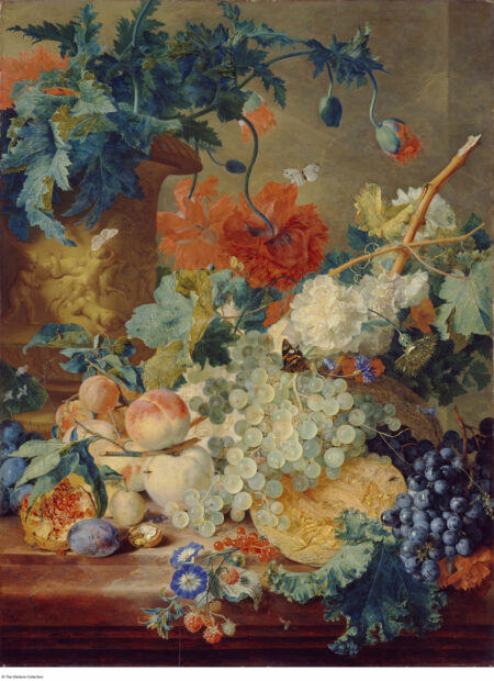 Una pintura de flores y fruta sobre una mesa, donde también se encuentra una maceta decorativa con una planta. Mariposas vuelan alrededor.