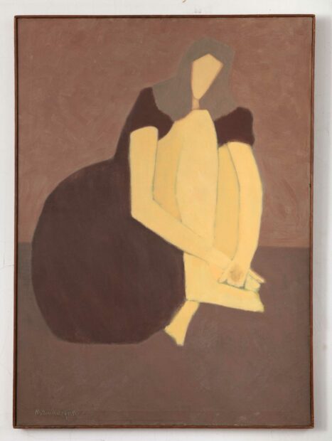 Una mujer joven de piel color miel sin rasgos faciales lleva puesto un vestido color chocolate y está sentada en un piso oscuro abrazando sus piernas descubiertas. Con la cabeza inclinada, su cabello color café olivo roza sus hombros encorvados.