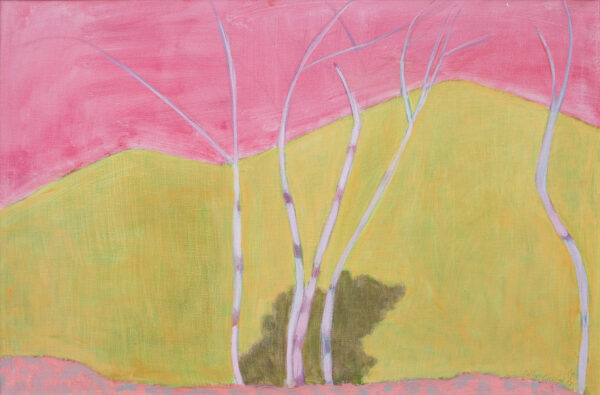 Sobre un suelo rosáceo con pequeñas manchas azules están cinco árboles delgados de corteza blanquecina sin hojas acompañados de un arbusto esponjoso verde oliva. Detrás de ellos dos colinas amarillas emergen debajo de un cielo rosa brillante.
