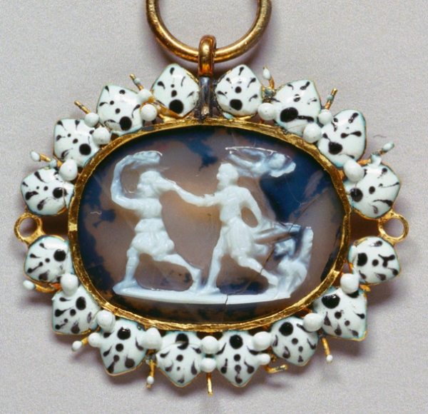 Small cameo pendant with Apollo chasing Daphne