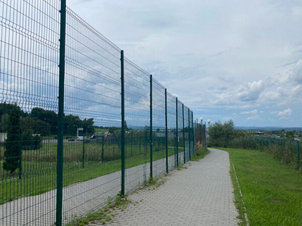 Walking border crossing between Ukraine and Poland