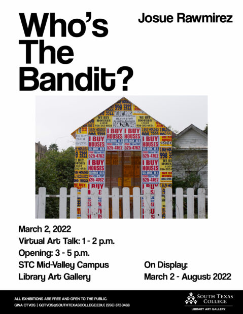 La fotografía que ilustra este cartel de la exposición de Rawmirez es de una pequeña casa tapizada de letreros con la leyenda “se compran casas” detrás de una cerca blanca.