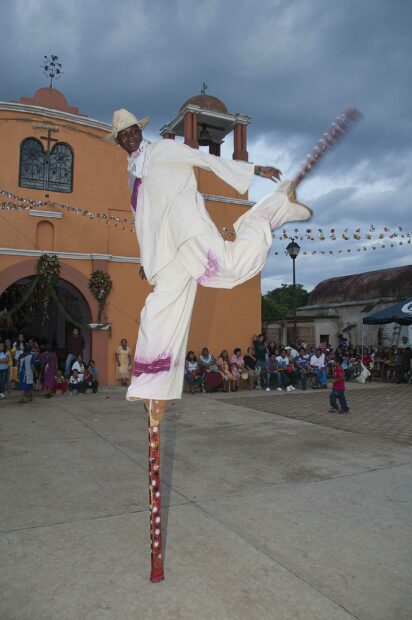 Photo of a performer on stilts in a plaza in Oaxaca