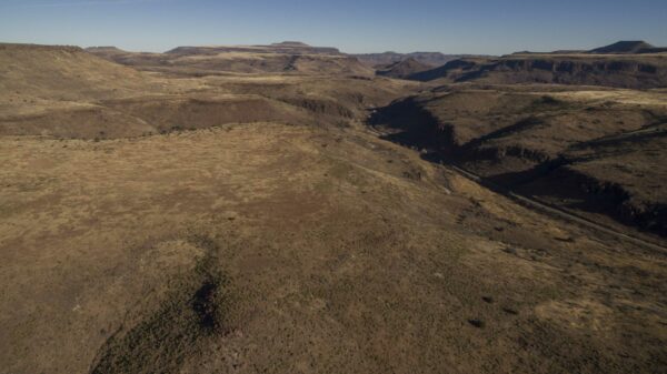 Fotografía aérea de altiplanos y llanos baldíos.