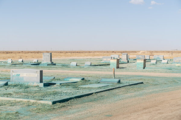Fotografía de una veintena de tumbas en medio de un llano desértico.
