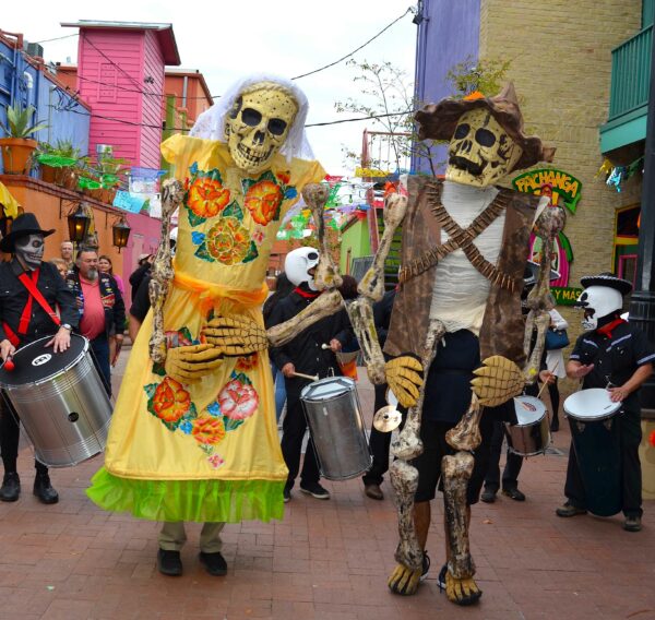 Performance of Calaveras with the artists band playing in the background