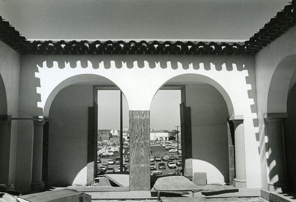 A black and white photograph documenting the construction of the Wendy & Emery Reves Collection Courtyard at the Dallas Museum of Art, 1985.