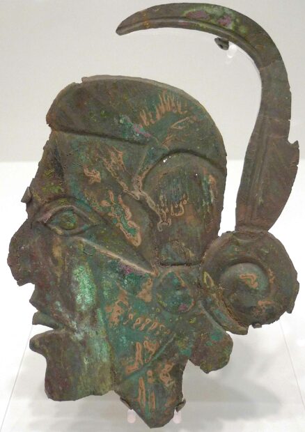 Effigy plate in the shape of a profile