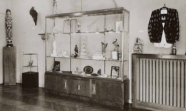 Installation of objects in a curio cabinet