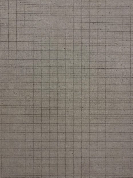 Detalle de una cuadrícula dibujada en lápiz sobre una superficie de yeso. Algunas de las líneas horizontales y verticales sobresalen más que otras creando una repetición de rectángulos verticales compuestos de cuatro uniformes líneas horizontales.