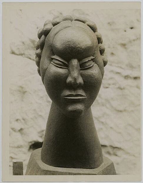 Photo of a sculpture of a Tehuana bust