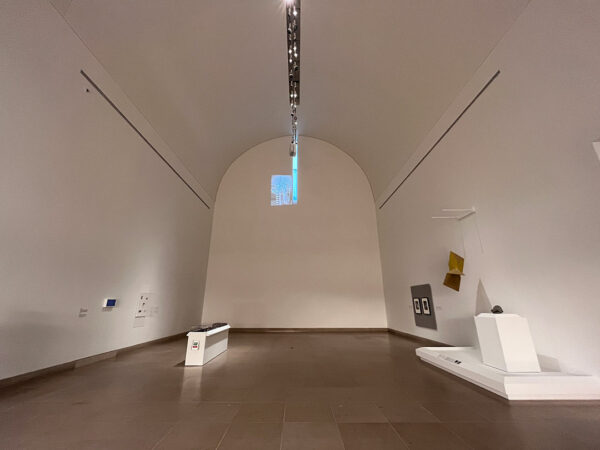 An photograph of a nearly empty gallery at the Dallas Museum of Art.