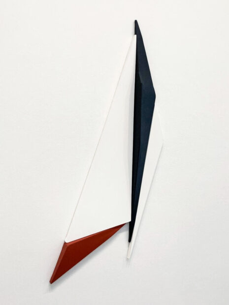 A photograph of a work by Eduardo Portillo using a handful of triangular shaped canvases.