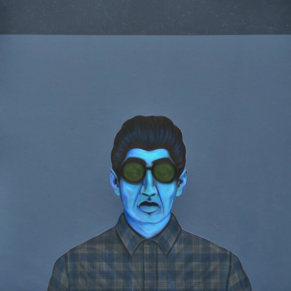 Retrato en tonos azules de un hombre con peinado para atrás, camisa a cuadros y lentes oscuros.