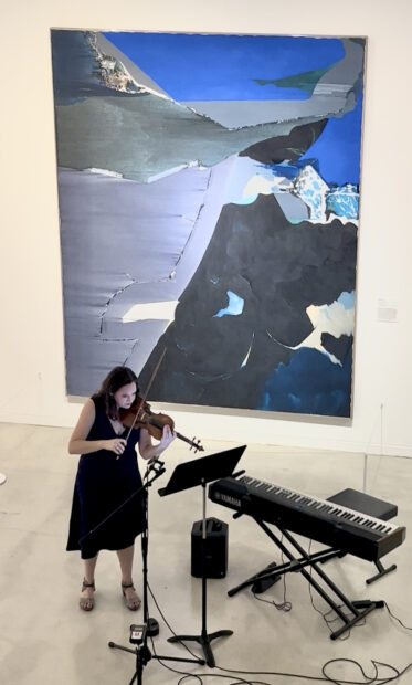 Photo of a violin performance in the SAMA contemporary gallery