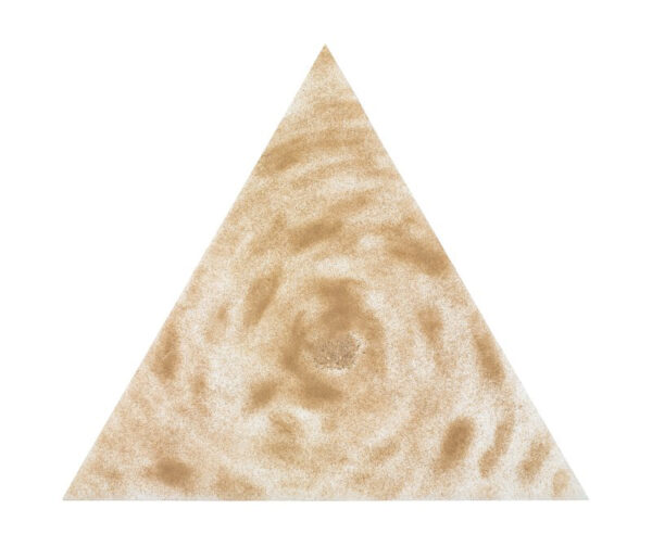 Un triángulo del color y de la textura de la arena. Su interior tiene secciones más cargadas de color que otras y parecen moverse hacia el centro en círculo como si se tratara de una tormenta de arena.