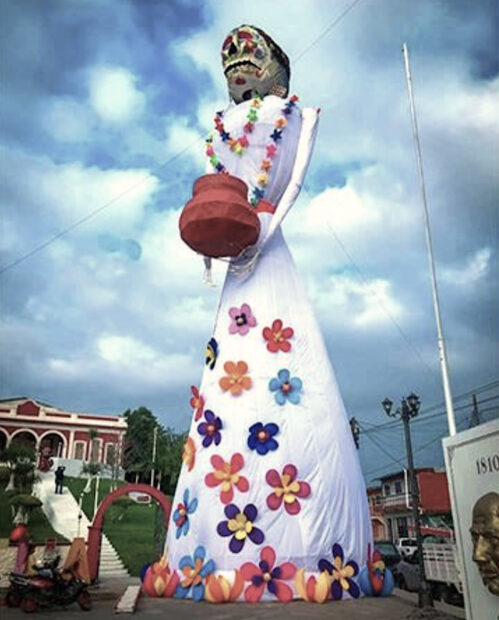 Photo of a large catrina statue