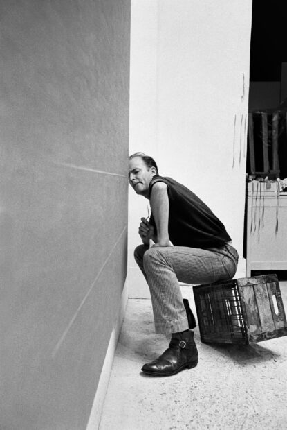 A black and white photograph of artist Robert Irwin.
