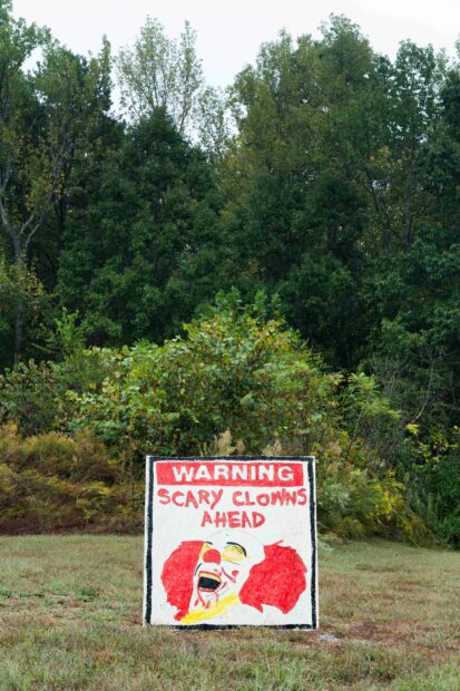 Foto of a scary clown sign in a field