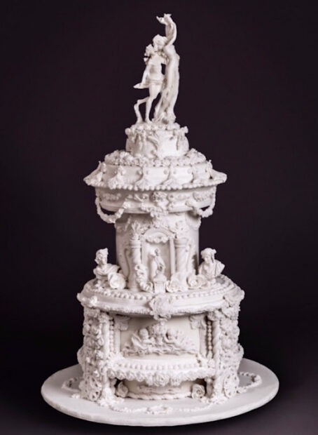 Cake topper illustrating the story of Daphne and Apollo