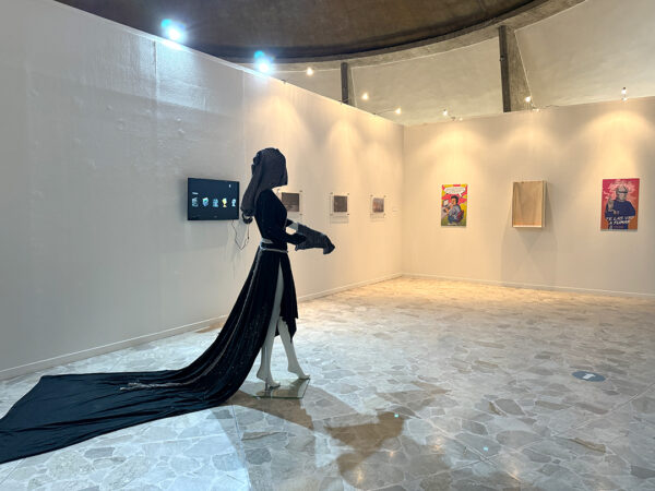An installation photograph featuring a work by Nortejiendo.