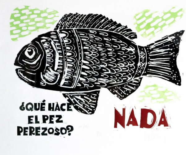 A pring of a fish featuring the text: Que hace el pez perezoso? Nada.