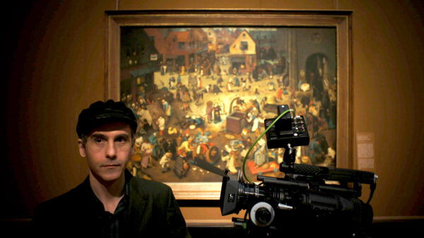 Portrait of Jem Cohen in front of an early Renaissance painting