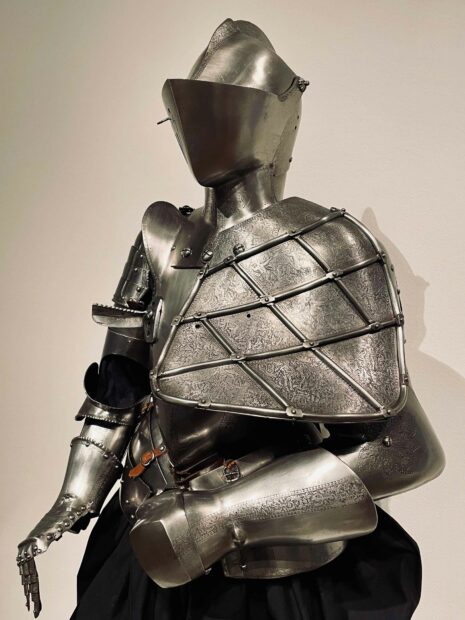 Photo of antique armor installed in a gallery