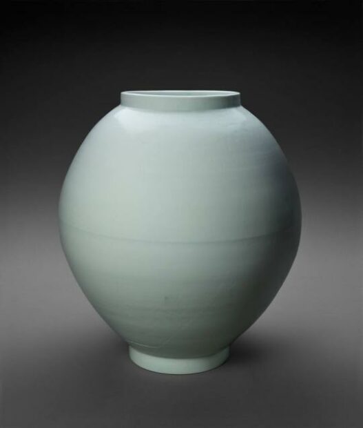 A photograph of a large porcelain jar by Geejo Lee.